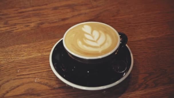 ostříhaný pohled na baristu servírujícího cappuccino na dřevěném stole - Záběry, video