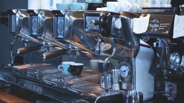 καλλιεργημένη άποψη του barista λαμβάνοντας κύπελλα με καφέ από μηχανή καφέ - Πλάνα, βίντεο