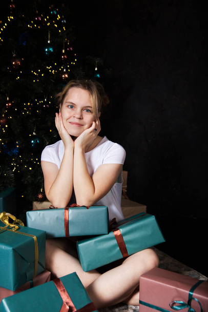 Πορτρέτο της νεαρής κοπέλας στις διακοπές του νέου έτους στο σπίτι.  - Φωτογραφία, εικόνα