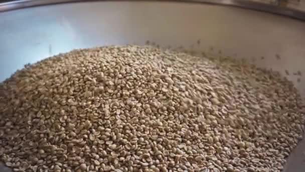 cámara lenta de granos de café crudos cayendo en taza de metal - Imágenes, Vídeo