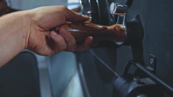 lassú mozgás a férfi kéz figyelembe pörkölt kávébab gépből - Felvétel, videó