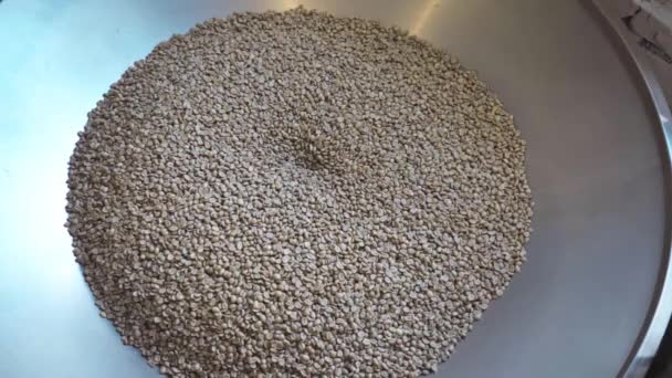 pohled shora na surová kávová zrna v kovovém stroji na továrně - Záběry, video