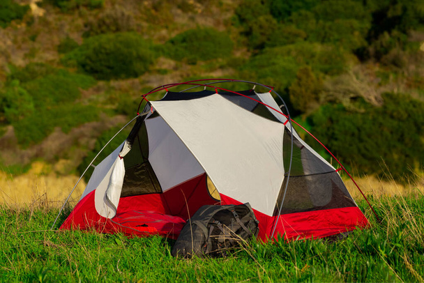  2名様用の軽量トレッキング用テント。キャンプや2つのドアとバックパッキングテント。簡単なセットアップテント. - 写真・画像