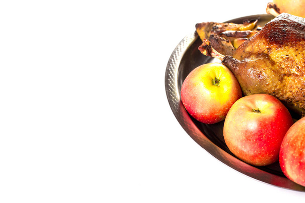 Pečená kachna s čerstvými jablky izolovanými na bílém, s kopírovacím prostorem. - Fotografie, Obrázek