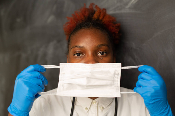 young african woman in medical mask - Foto, afbeelding