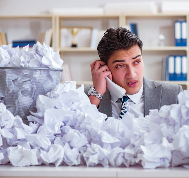 Бізнесмен в концепції переробки паперу в офісі
 - Фото, зображення