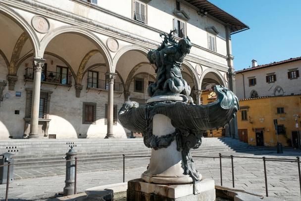 イタリア・フィレンツェのサンティッシマ・アナンジアタ広場にあるフォンタナ・デイ・モストリ・マリニとロッジャ・デイ・セルヴィ・ディ・マリア。高品質の写真 - 写真・画像