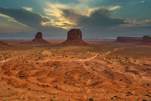 Anıt vadisi dramatik manzarası. ABD 'de Arizona Utah sınırındaki Colorado Platosu. Seyahat ve Turizm. - Fotoğraf, Görsel