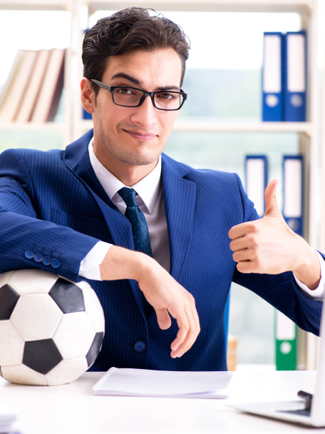 Empresario jugando al fútbol en la oficina - Foto, imagen