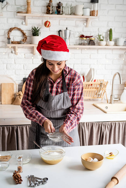 Ruoanlaitto ja leivonta. Nuori latino nainen kaatamalla jauhoja taikina ruoanlaitto keittiössä - Valokuva, kuva