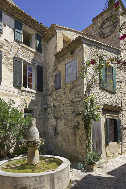 France Provence Seguret village center with water fountain - Foto, Imagen