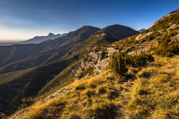 İspanya 'nın İspanyol Pirenesi' nde Salto de Roldán 'dan görülen Sierra de Guara sıradağlarının manzarası - Fotoğraf, Görsel