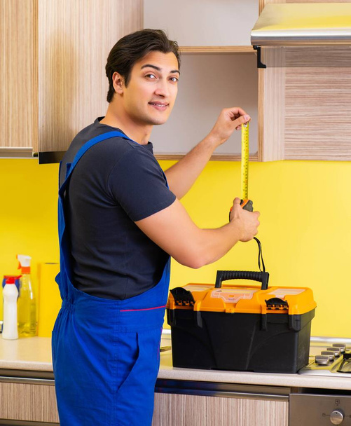 Giovane imprenditore di servizio assemblaggio mobili da cucina - Foto, immagini