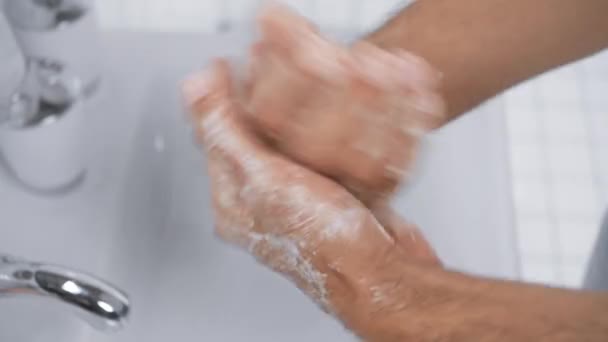 vista ritagliata di uomo lavarsi le mani vicino lavandino in bagno  - Filmati, video