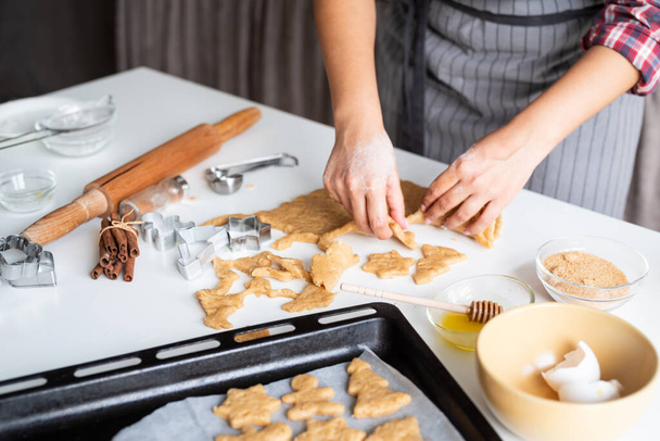 Cocinar y hornear. mujeres manos hornear galletas en la cocina - Foto, imagen