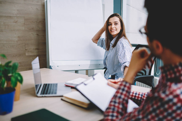 Successful female trainee smiling during occupation interview with man using mockup flip chart with copy space area for business information, colleagues collaborating on startup ideas in office - Foto, Imagen