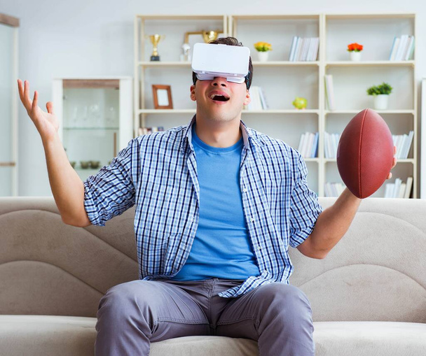 Hombre vistiendo gafas de realidad virtual VR viendo fútbol americano - Foto, imagen