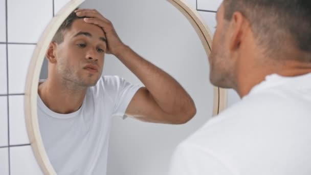εστίαση έλξης δυσαρεστημένος άνθρωπος κοιτάζοντας τον καθρέφτη το πρωί  - Πλάνα, βίντεο