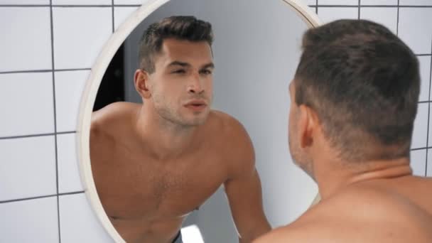 hombre seguro de sí mismo señalando mientras mira el espejo en el baño - Metraje, vídeo