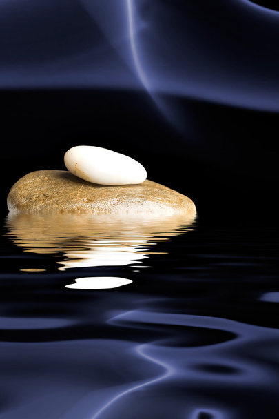 Piedras con reflejo en el agua
 - Foto, Imagen