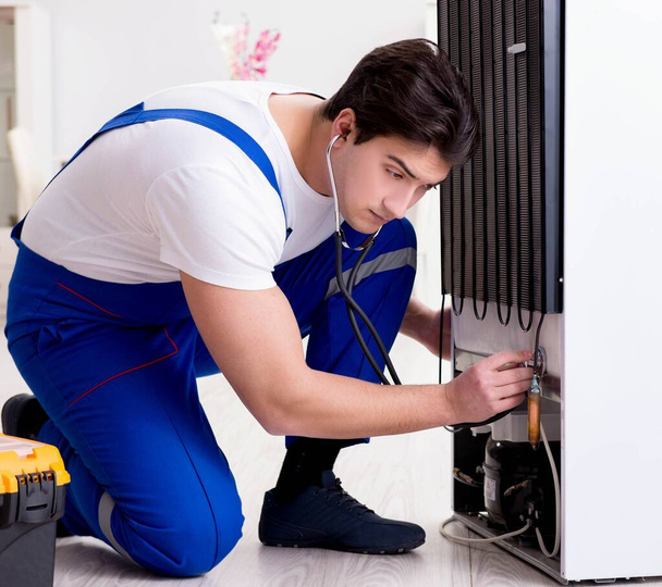 Entrepreneur réparateur réparation réfrigérateur dans le concept de bricolage - Photo, image
