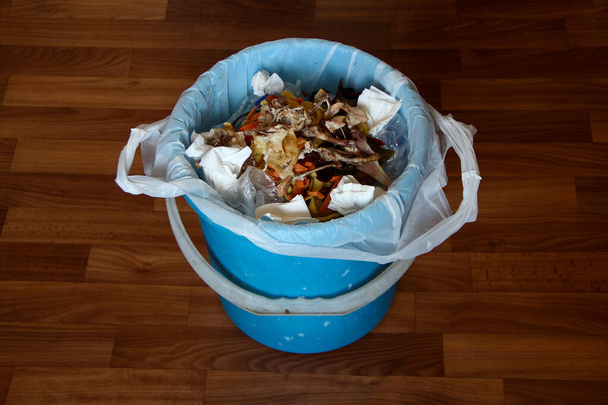 Σκουπιδότοπος με περισσευούμενο φαγητό - Φωτογραφία, εικόνα