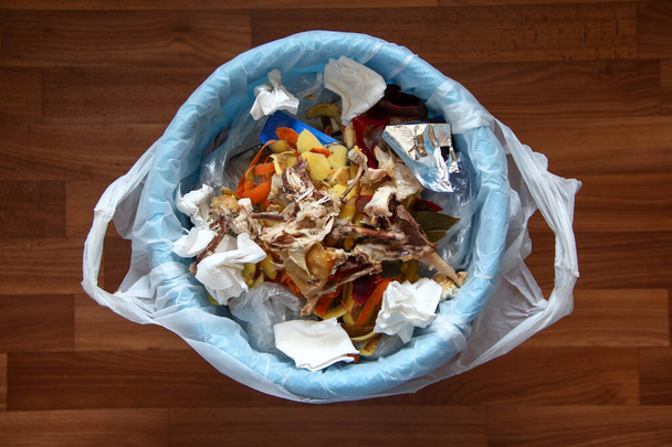 Mülleimer mit Hühnerresten - Foto, Bild