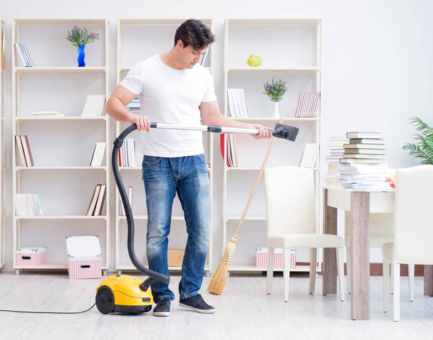 Hombre haciendo limpieza en casa - Foto, imagen