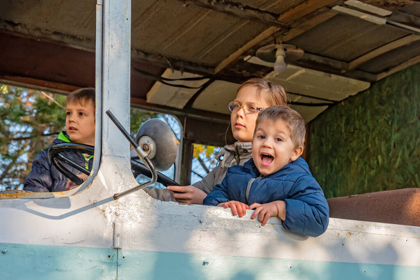 Des enfants jouent dans un bus abandonné - Photo, image