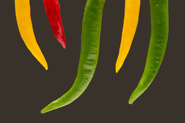 keltainen, punainen ja vihreä kuuma chili. Pippuri. Vihannesten vitamiiniruoka. - Valokuva, kuva