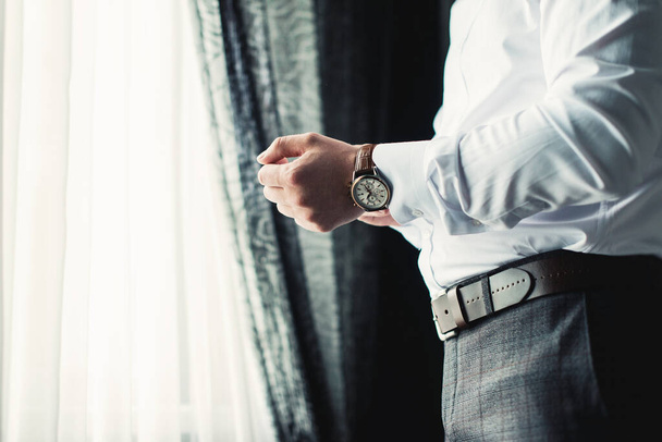 чоловічі годинники на руці. біла сорочка
 - Фото, зображення