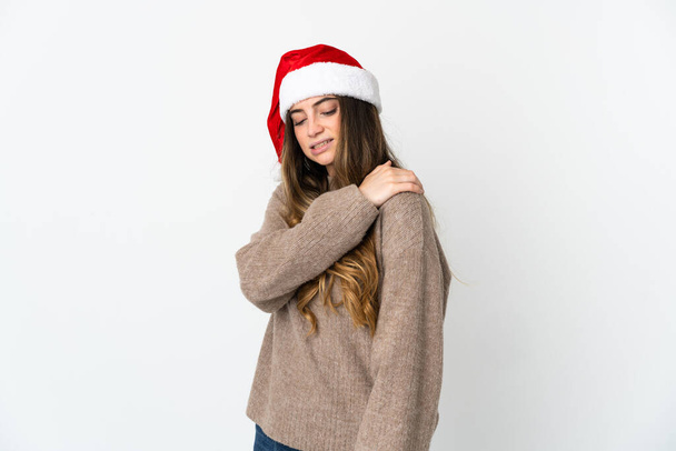 Καυκάσια κοπέλα με χριστουγεννιάτικο καπέλο απομονωμένη σε λευκό φόντο που υποφέρει από πόνο στον ώμο επειδή έκανε μια προσπάθεια - Φωτογραφία, εικόνα