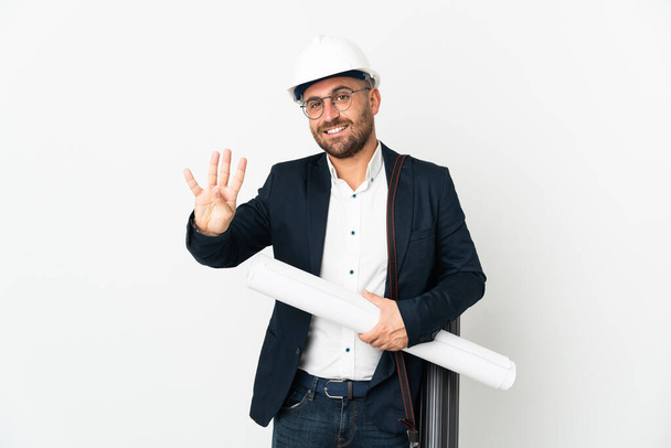 Архітектор чоловік з шоломом і тримає креслення ізольовані на білому тлі щасливий і рахуючи чотири пальцями
 - Фото, зображення
