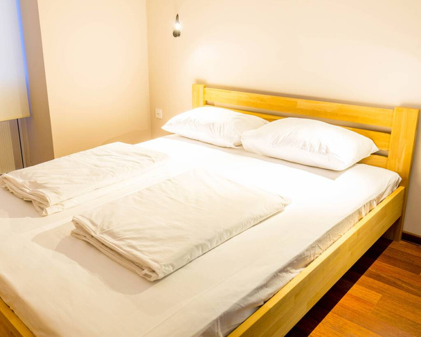 Διπλό κρεβάτι στο ξενοδοχείο - Φωτογραφία, εικόνα