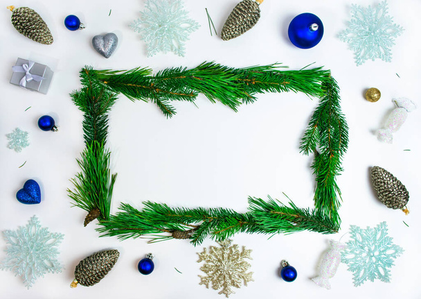 白い背景に孤立クリスマスのおもちゃで飾られた松の枝で作られた長方形のフレーム。コピースペース、レタリングやテキストのためのテンプレートとクリスマスや新年のコンセプト。平敷. - 写真・画像