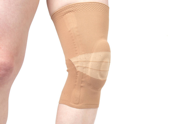 Strebe, um das verletzte Knie zu stützen. Medizin und Sport. Behandlung von Gliederverletzungen - Foto, Bild