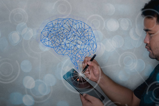 Człowiek wykorzystuje cyfrowe pióra i cyfrowe dane do analizy tabletów z diagramem mózgu i wirtualnym ekranem. Koncepcja analizy danych - Zdjęcie, obraz
