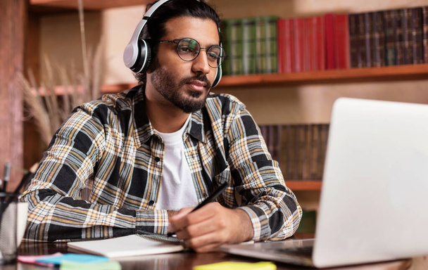 Arabischer Student lernt online am Laptop in der Bibliothek - Foto, Bild