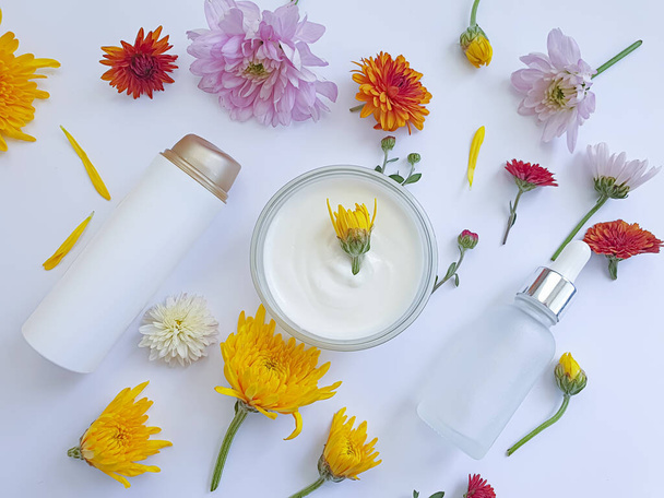 kosmetický krém, květina na barevném pozadí - Fotografie, Obrázek