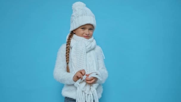 lány kötött fehér téli ruha elszigetelt kék - Felvétel, videó