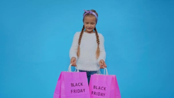 Tyttö pörröinen pusero musta perjantai ostoskassit eristetty sininen - Materiaali, video