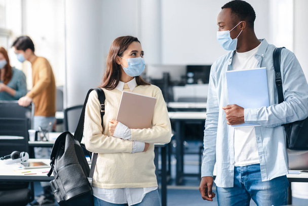 Студенти-іноземці в медичних масках і розмовах
 - Фото, зображення