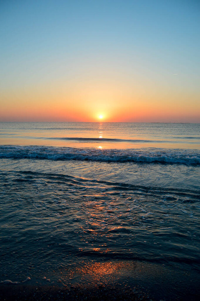Beautiful summer landscape, sunset at the beach, sparkly sand and waves, beautiful colors. - Foto, imagen