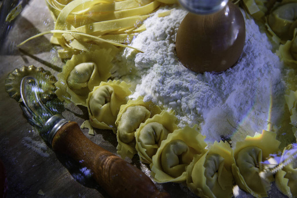 Exposant met eten van de beroemde "Tortellini" van Valeggio sul Mincio, Verona (Italië). Culinaire specialiteiten gemaakt met eieren, bloem, zout en water. Selectieve focus. - Foto, afbeelding