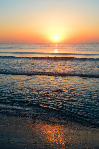 Beau paysage d'été, coucher de soleil sur la plage, sable scintillant et vagues, belles couleurs. - Photo, image