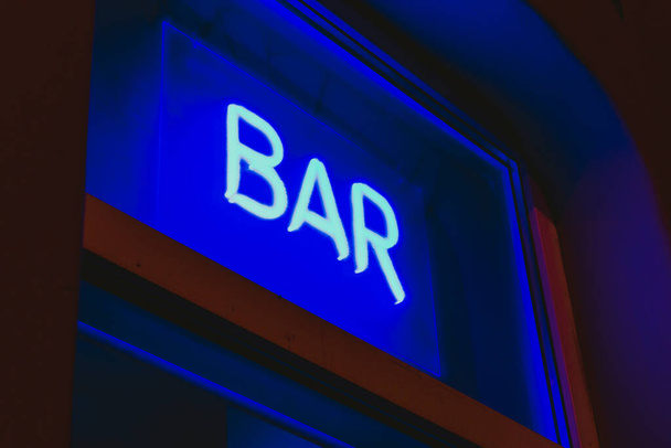 barra de neón signo escaparate brillante resplandor azul publicidad club noche - Foto, imagen