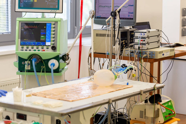 Isometric pulmonary ventilator providing breathable air in hospital. - Foto, Imagem