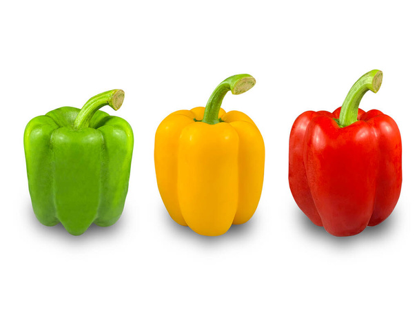 набір зеленого, жовтого і червоного болгарського перцю, ізольовані на білому тлі з відсічним контуром
. - Фото, зображення