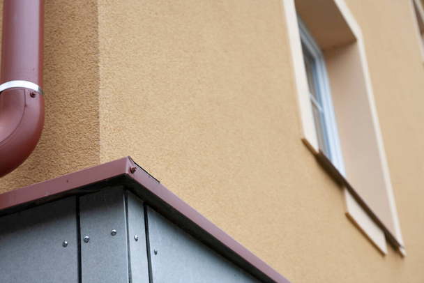 Primer plano de la placa de zinc de color en la pared plint de la casa de tablero de cemento de fibra de madera.  - Foto, Imagen