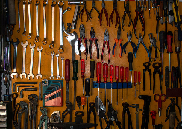 Zeď s mnoha různými nástroji klosae up - Fotografie, Obrázek